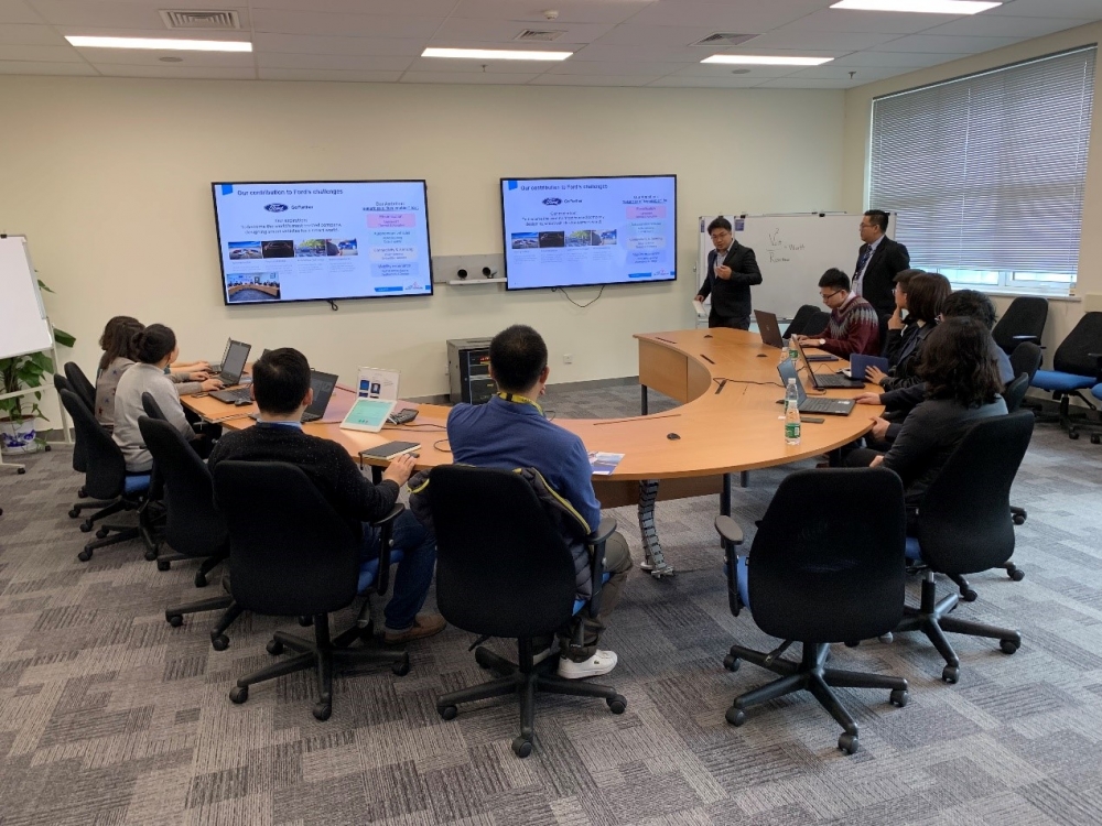 Ϊ¸£Ìع¤³ÌʦÃÇêþ³¶²£Á§¸É»õ